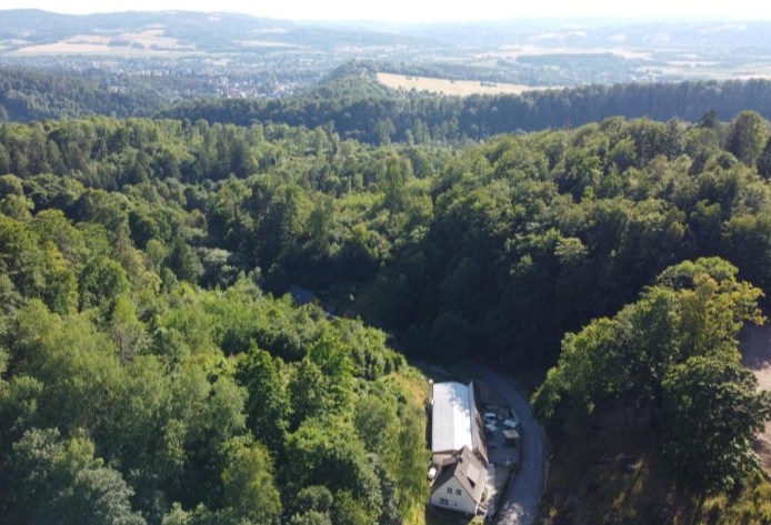 Widok z drona na obiekt latem